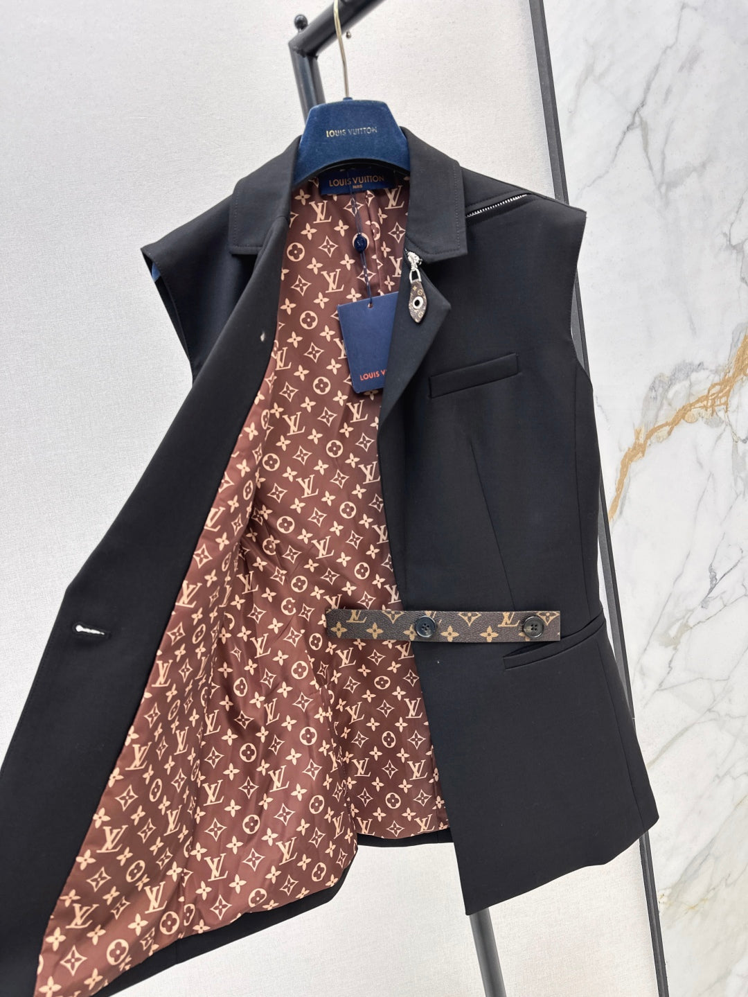 Loui* 25ss monogram accent sleeveless blazer