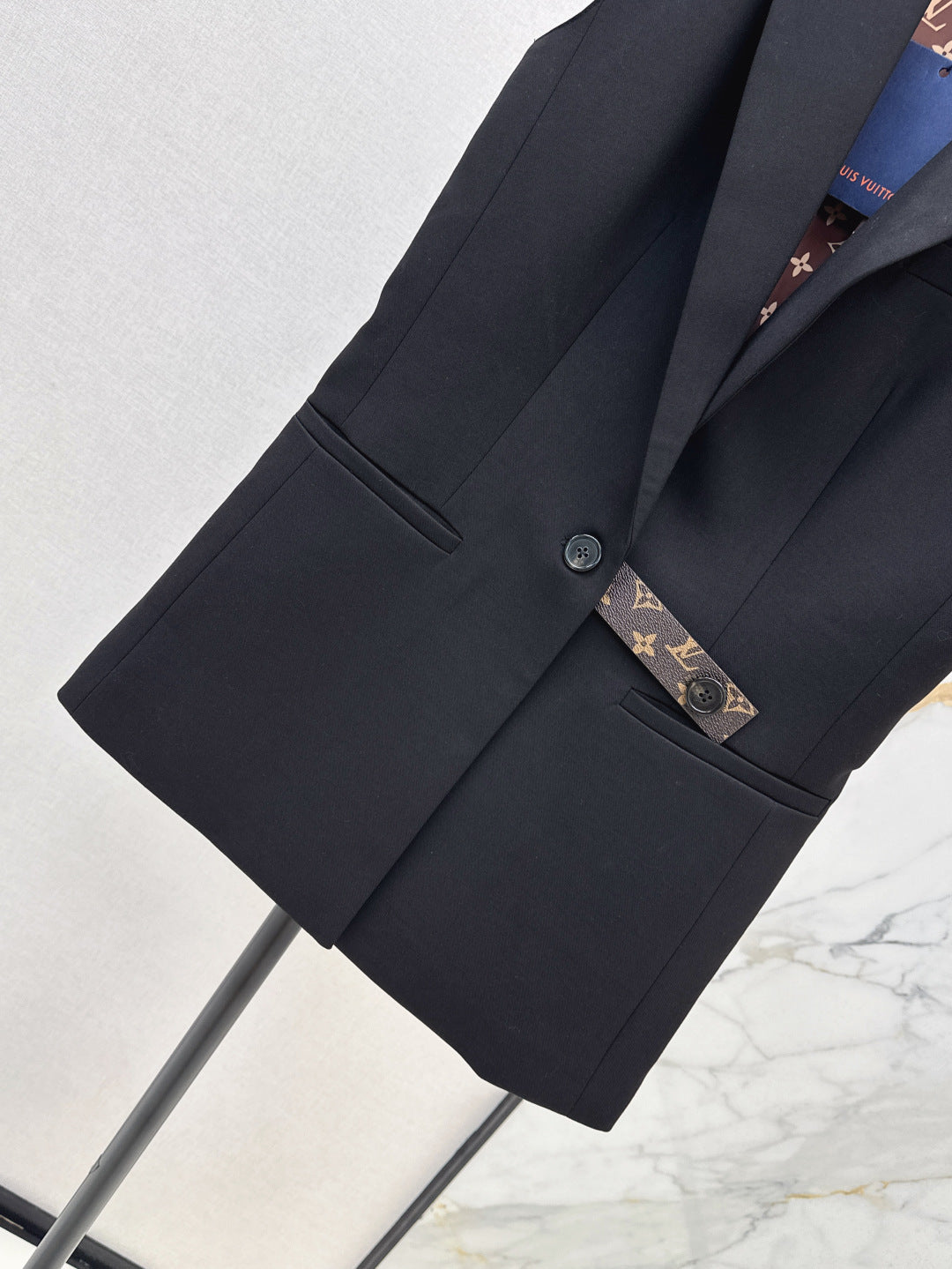 Loui* 25ss monogram accent sleeveless blazer