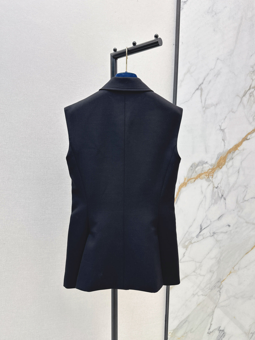Loui* 25ss monogram accent sleeveless blazer