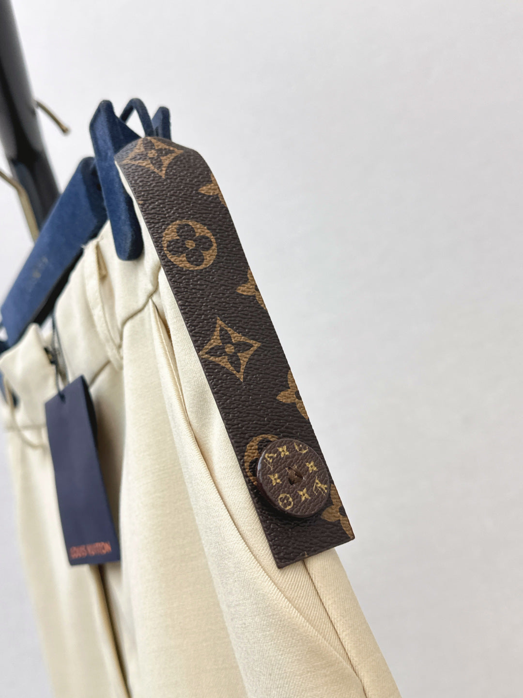 Loui* 25ss tailored bermuda shorts