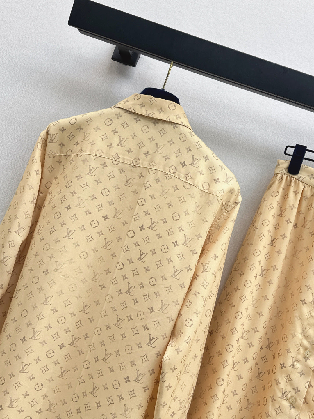 Loui* 25ss washed monogram shirt