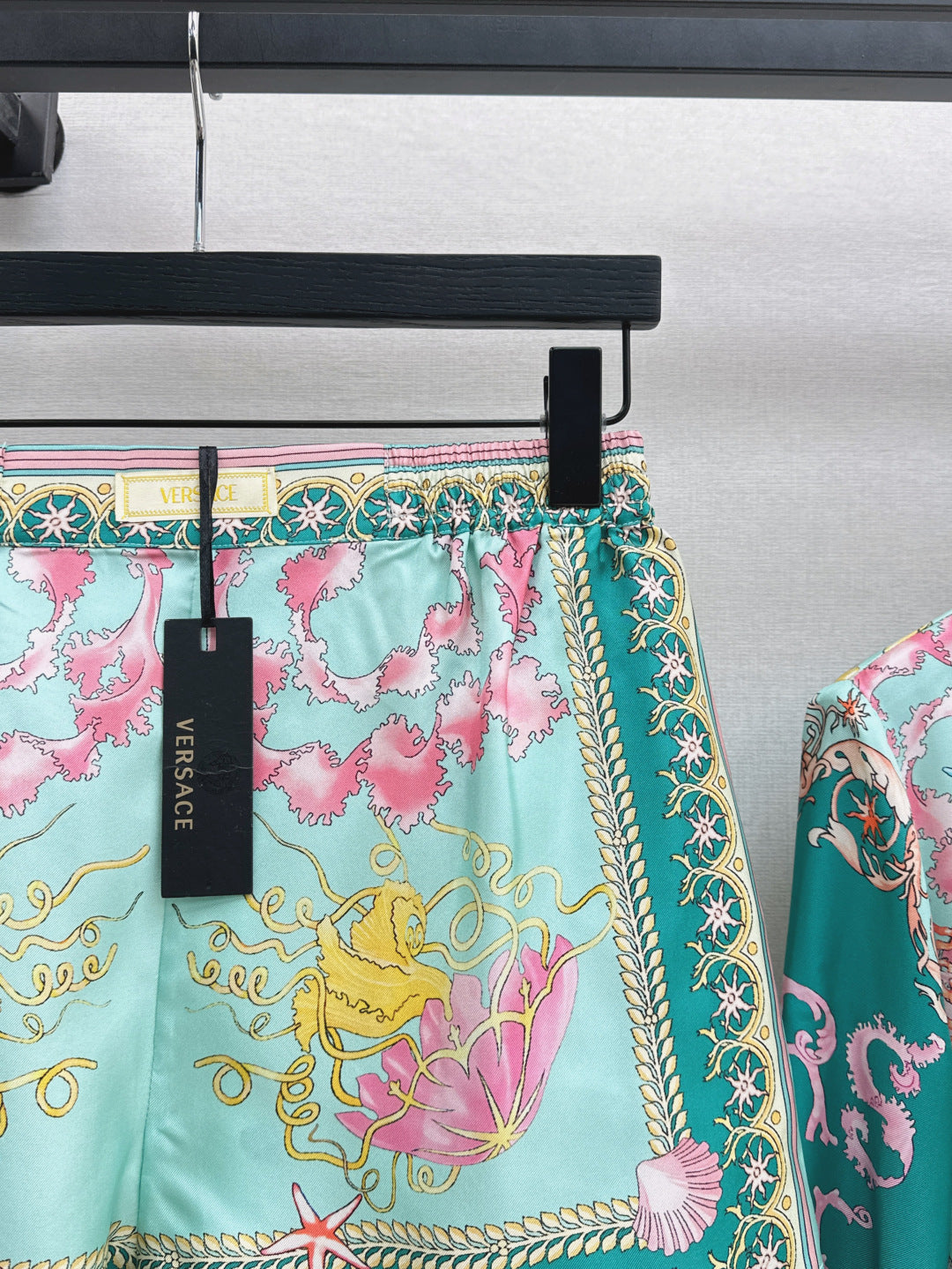 Versa* 25ss barocco silk shorts