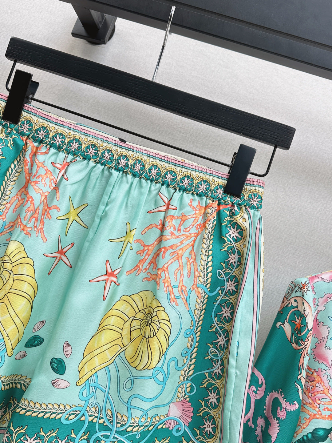 Versa* 25ss barocco silk shorts