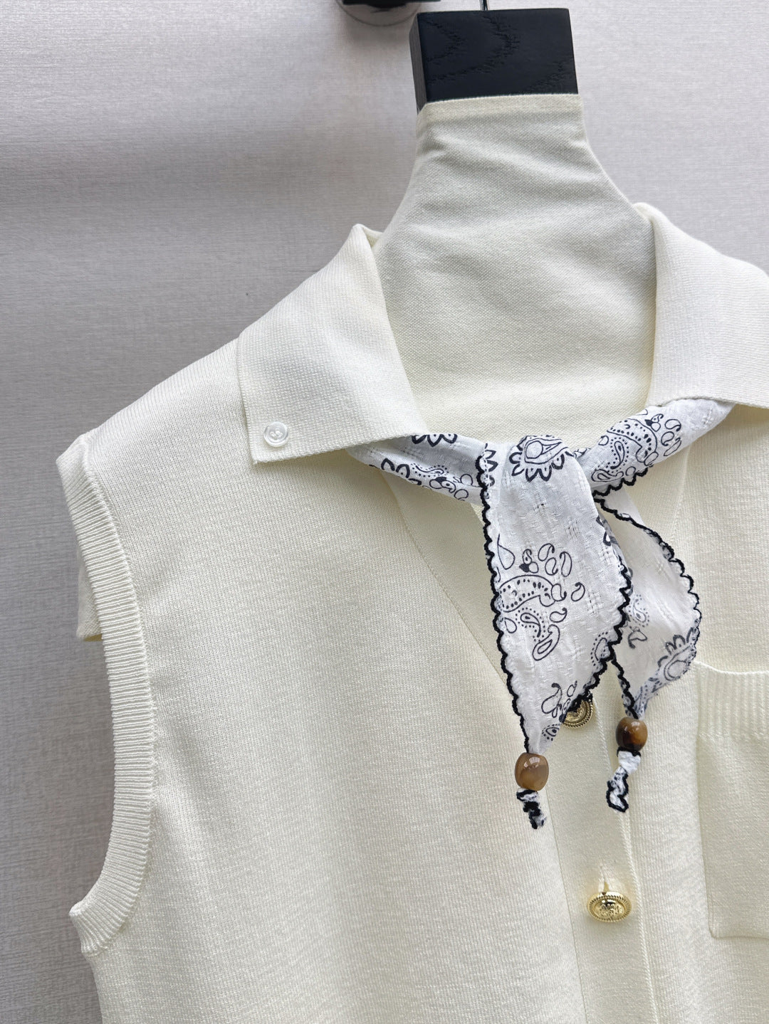 M*u 25ss knitted vest with scarf