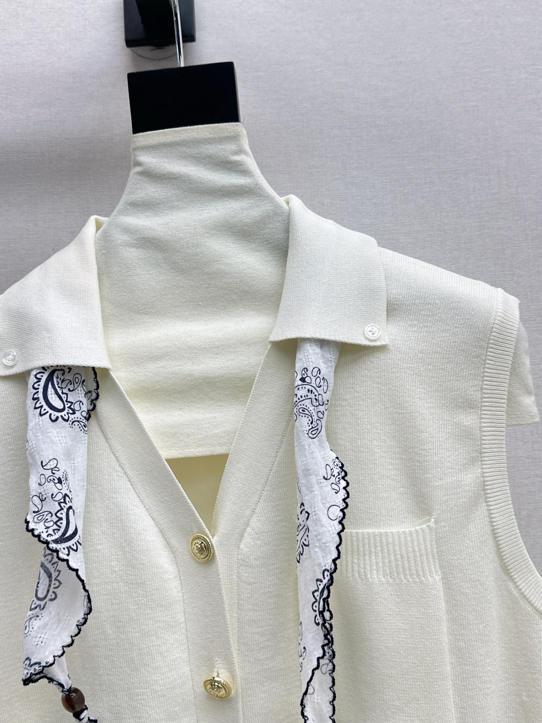 M*u 25ss knitted vest with scarf