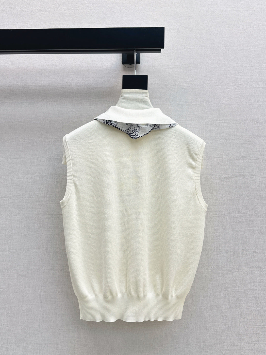 M*u 25ss knitted vest with scarf