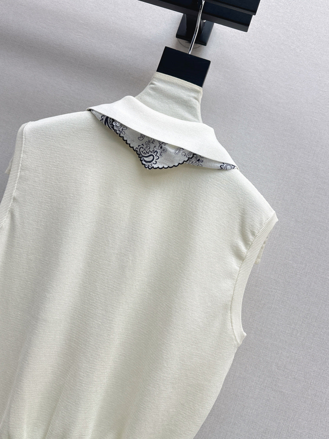 M*u 25ss knitted vest with scarf