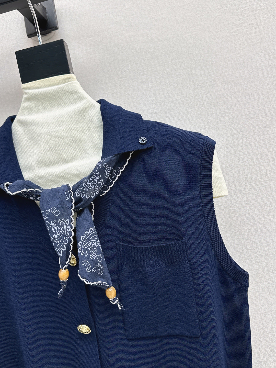 M*u 25ss knitted vest with scarf