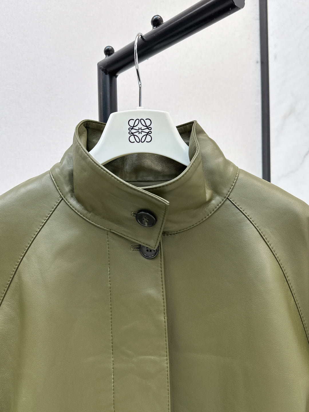 Loe* 25ss high collar trench in nappa lambskin