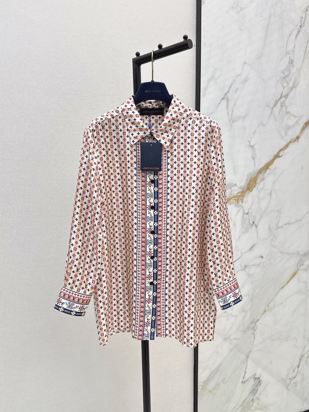 Loui* 25ss scarf print silk shirt