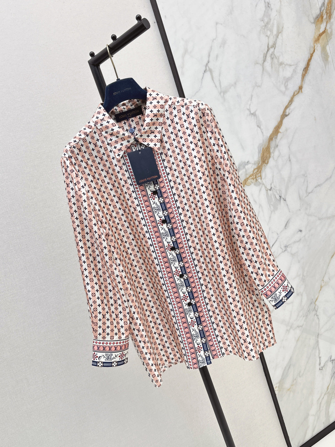 Loui* 25ss scarf print silk shirt