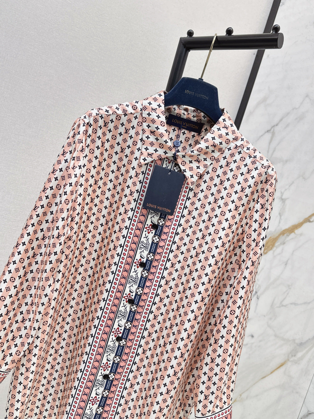 Loui* 25ss scarf print silk shirt