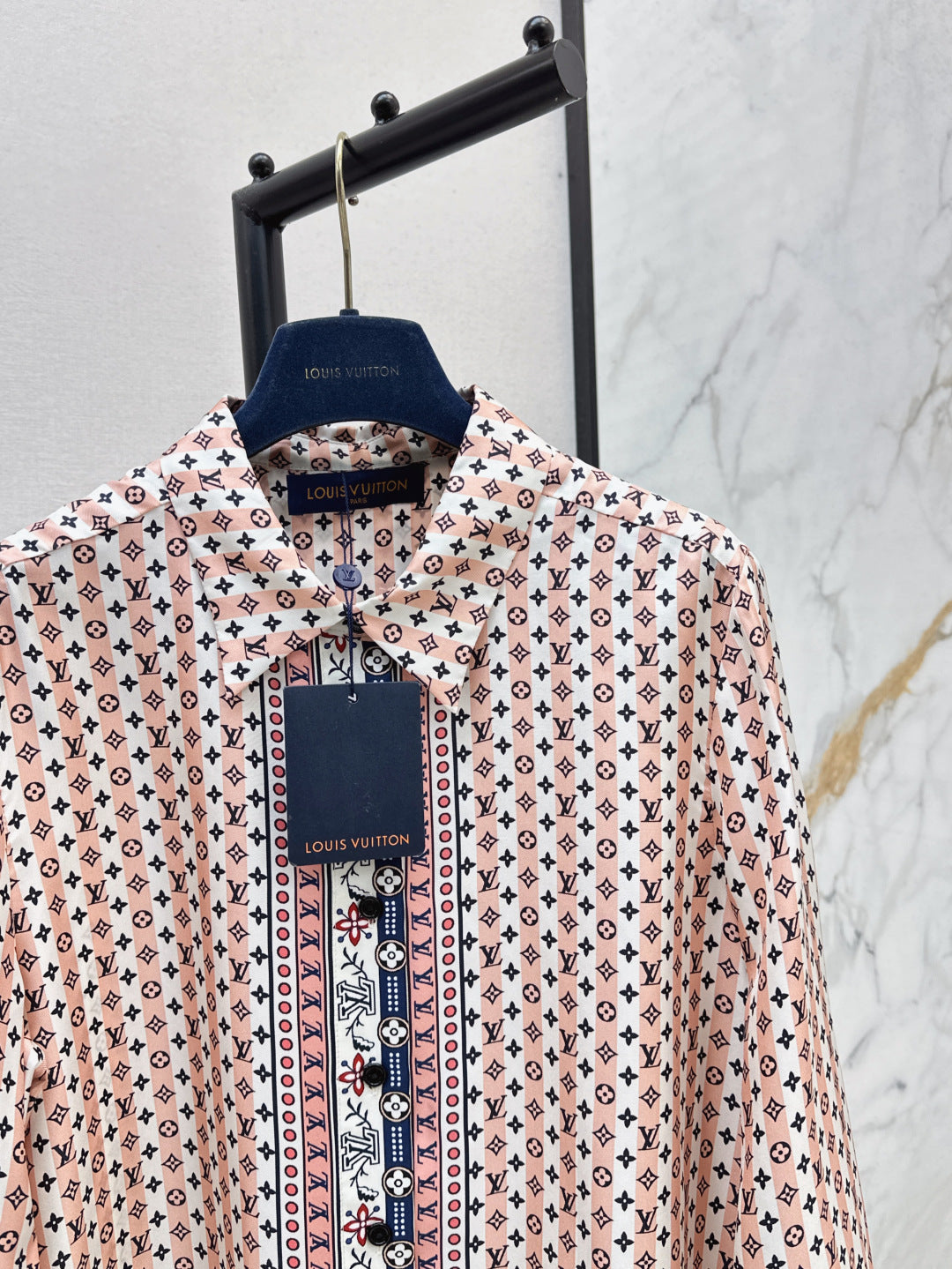 Loui* 25ss scarf print silk shirt