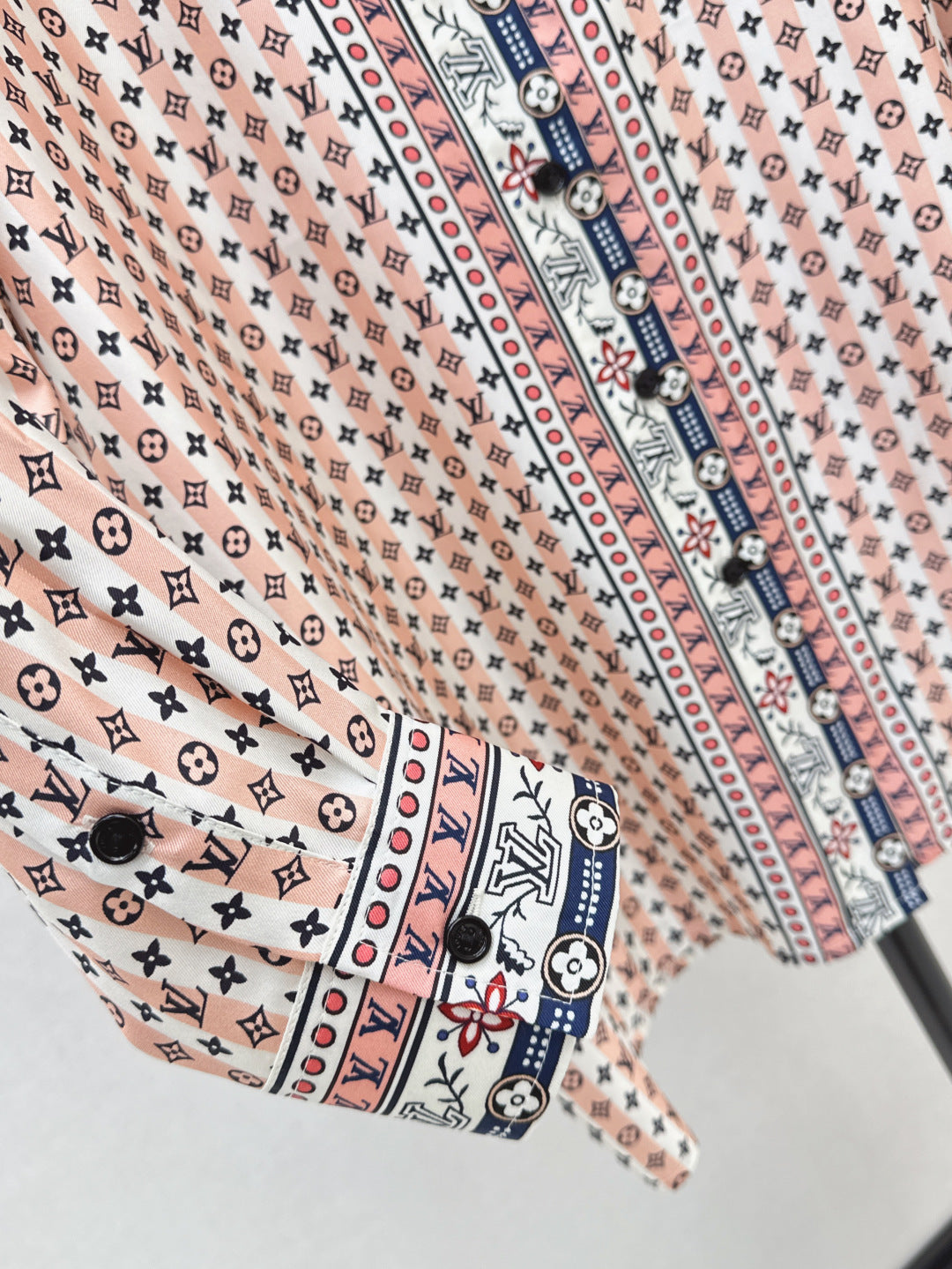 Loui* 25ss scarf print silk shirt