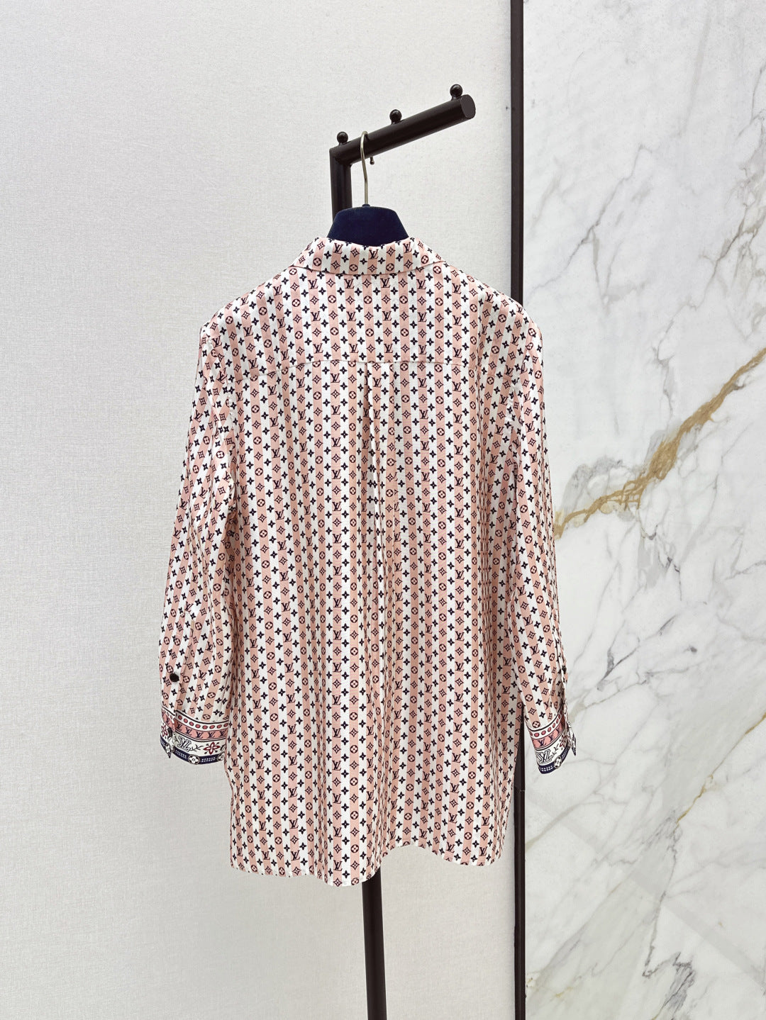 Loui* 25ss scarf print silk shirt
