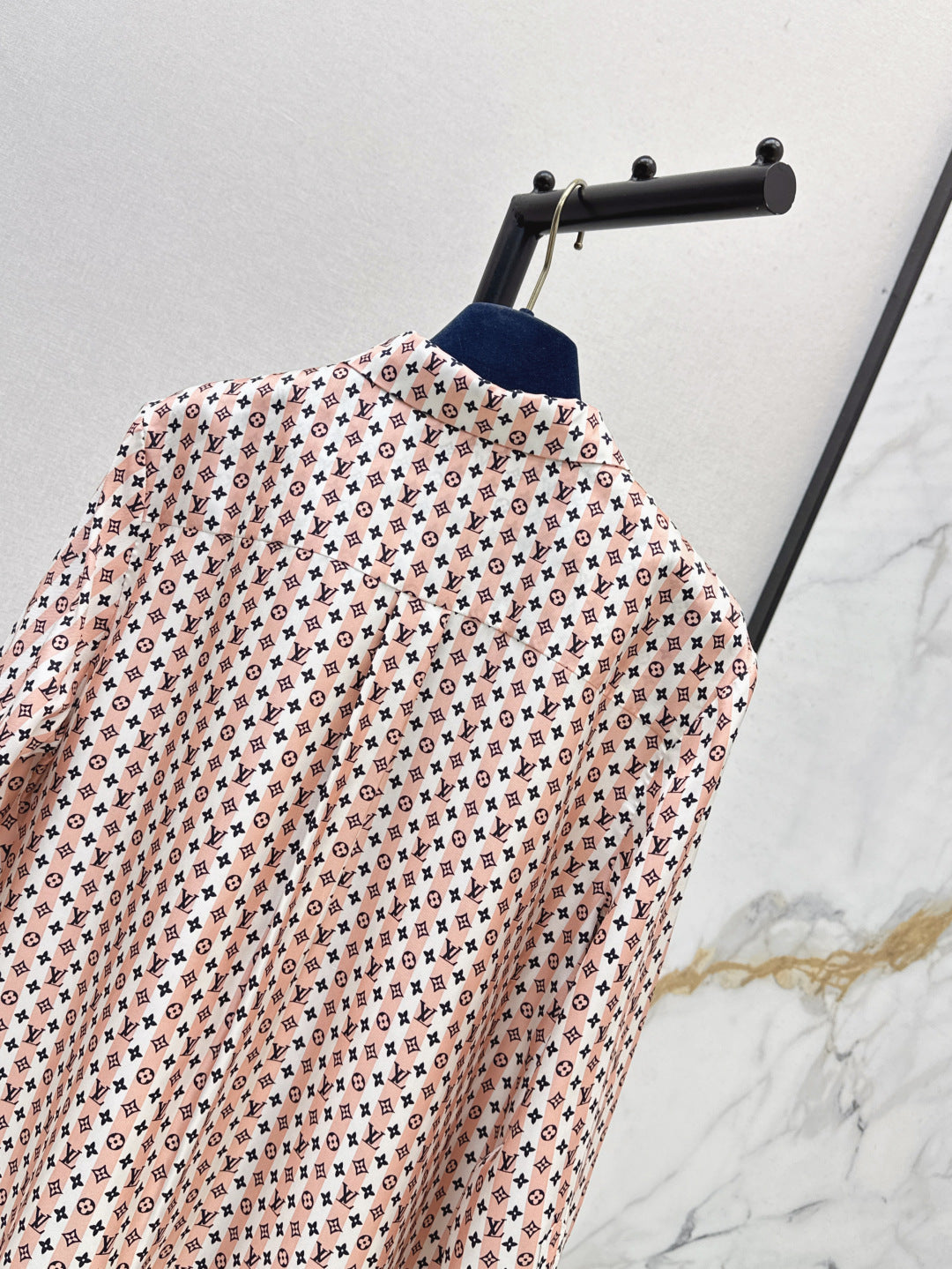 Loui* 25ss scarf print silk shirt