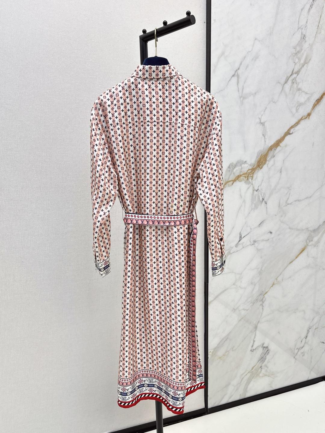 Loui* 25ss scarf print silk shirtdress