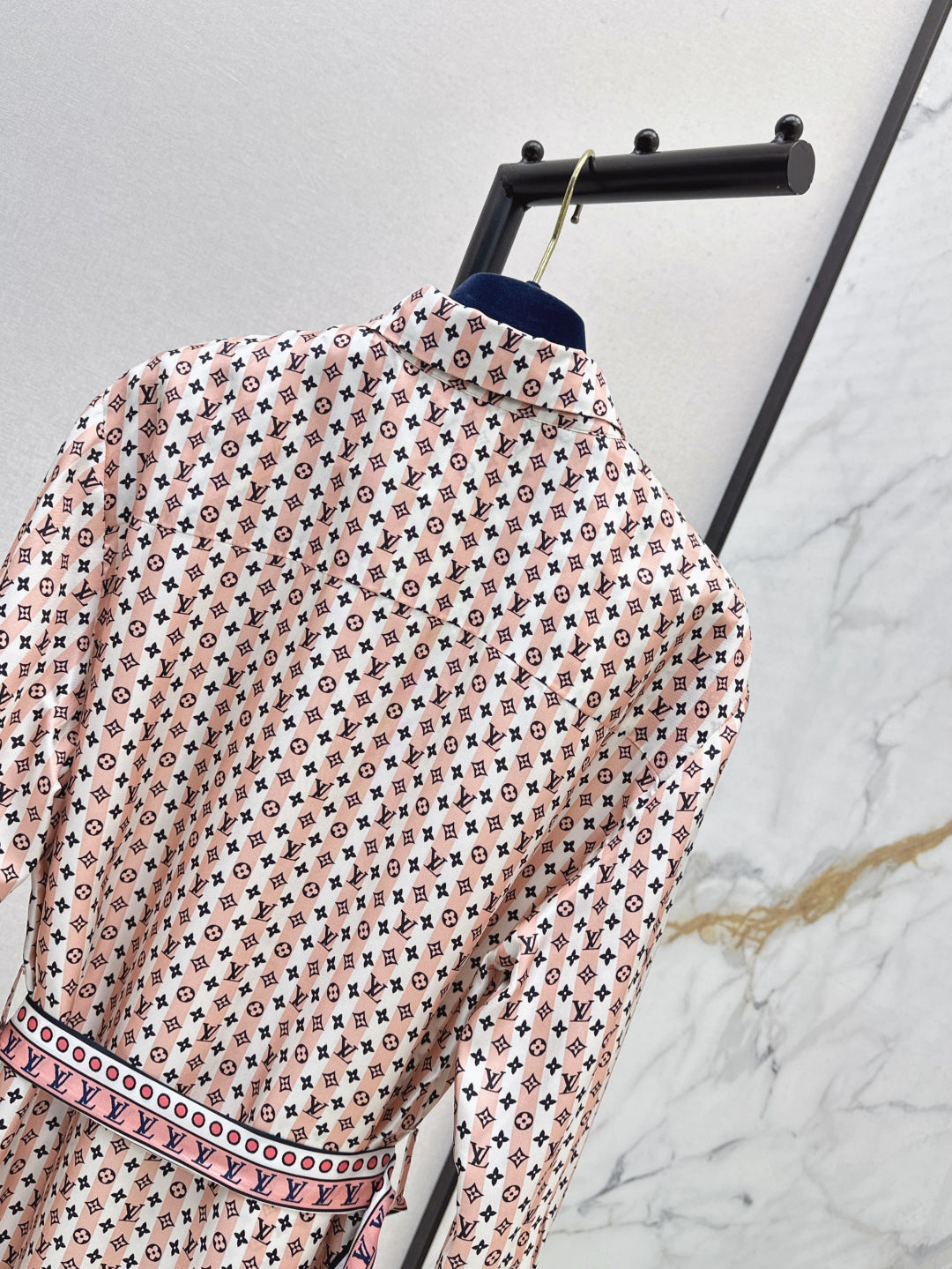 Loui* 25ss scarf print silk shirtdress