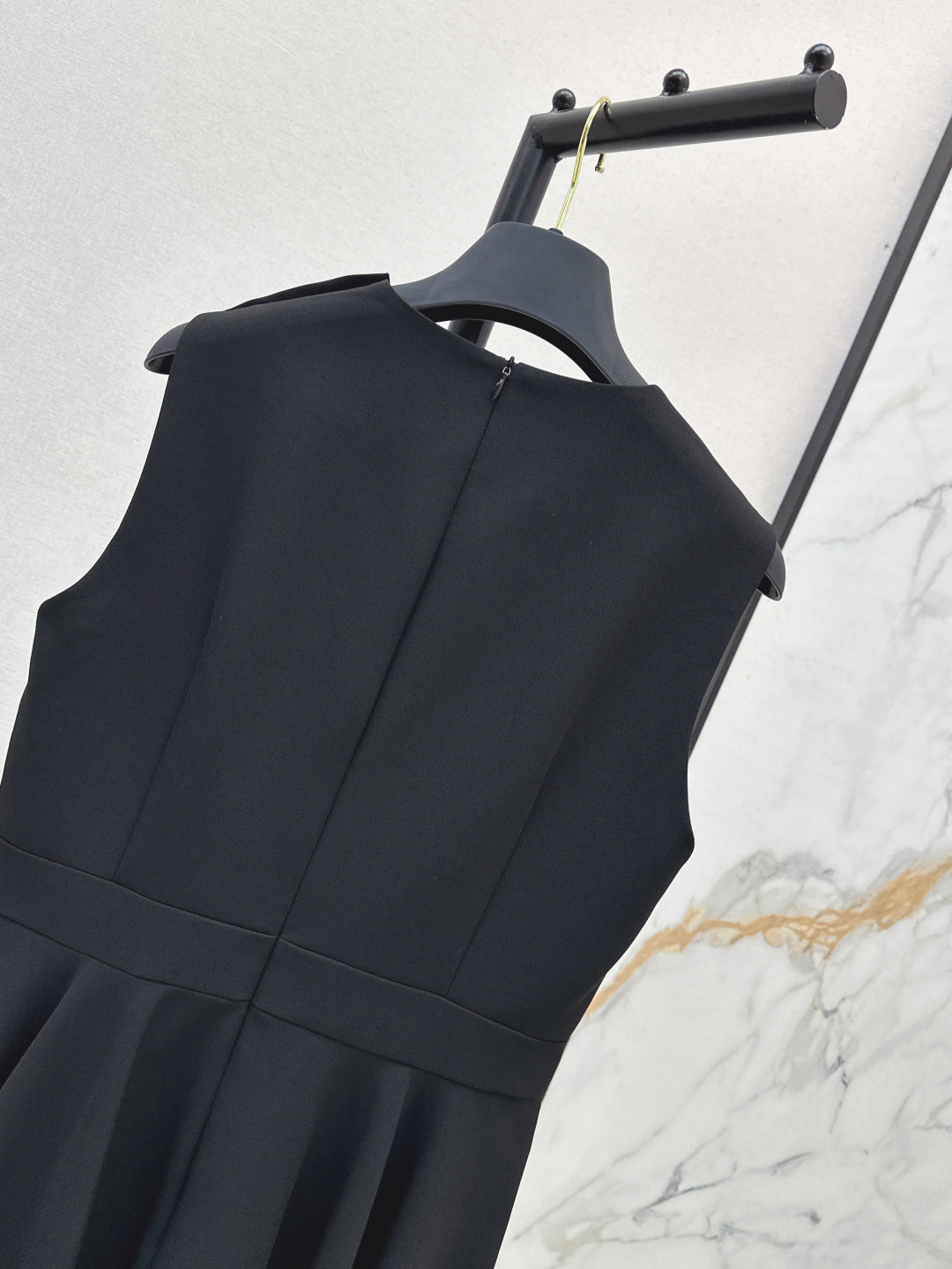 Loui* 25ss shoulder buckle asymmetrical dress