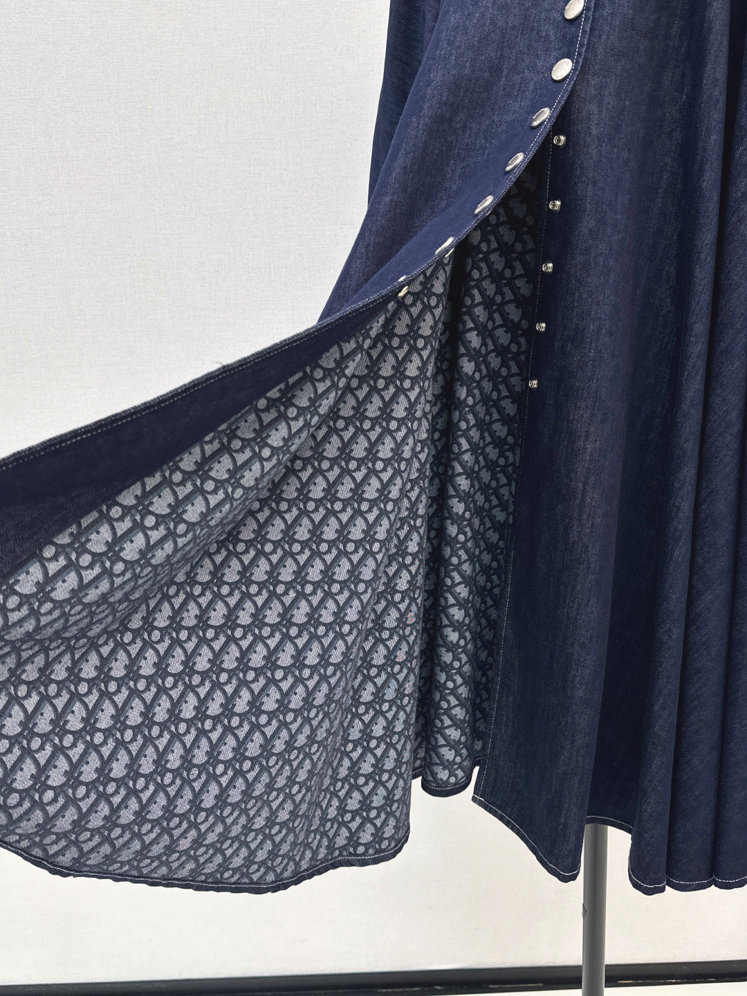 D*r 25ss pleated denim skirt with snaps