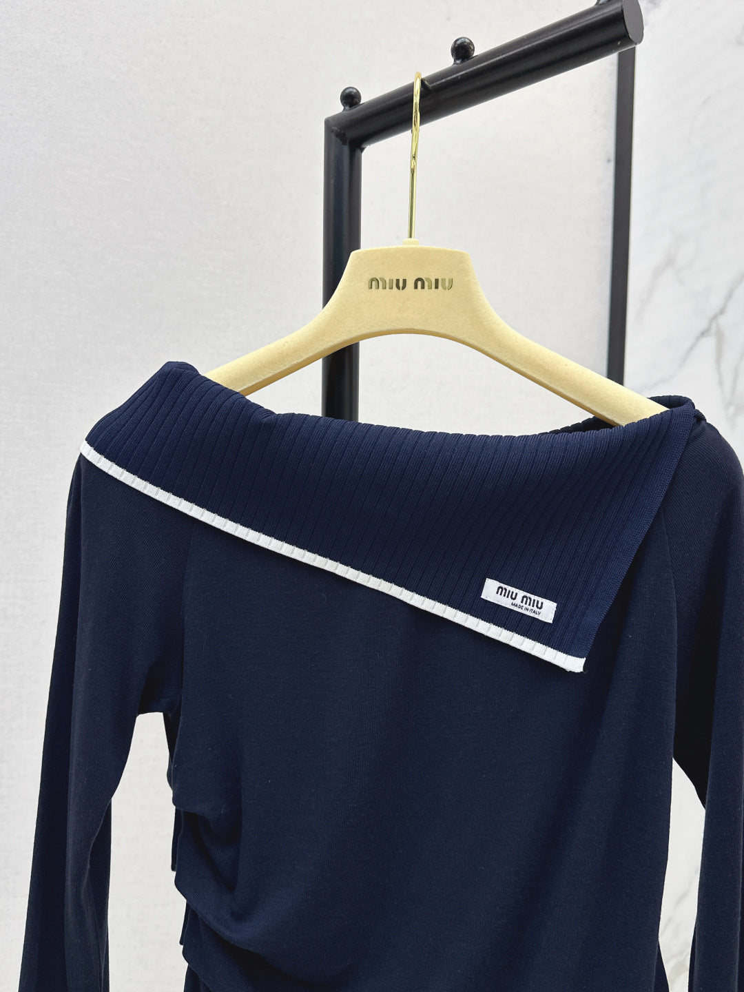 M*u 25fw off shoulder top