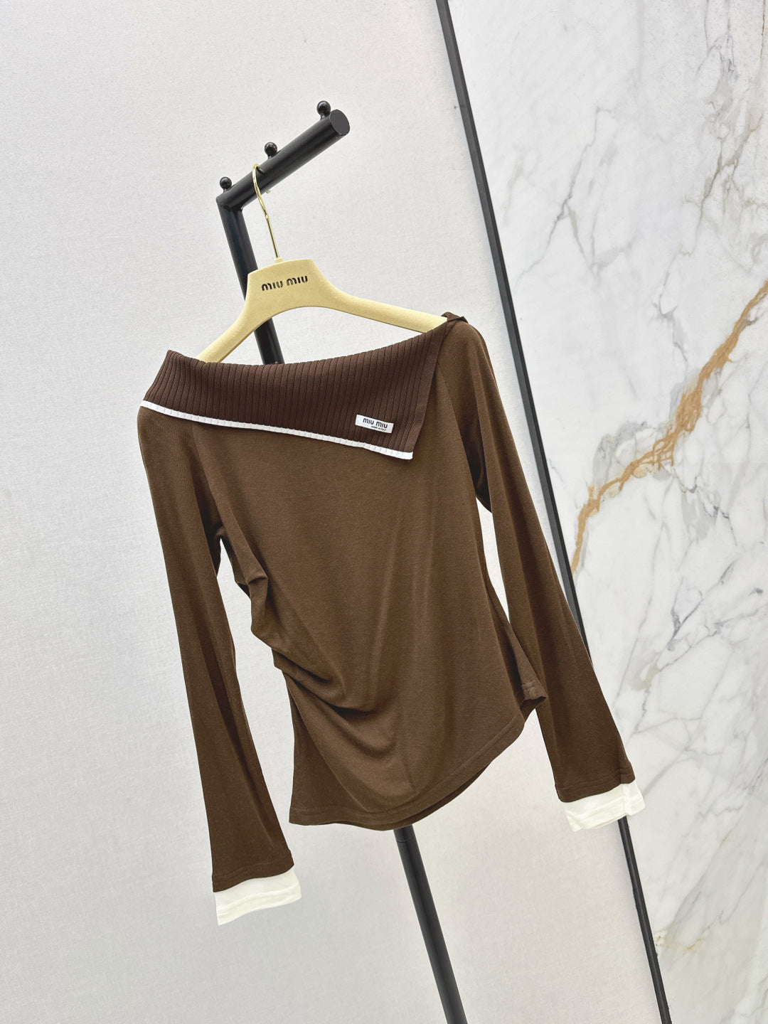 M*u 25fw off shoulder top