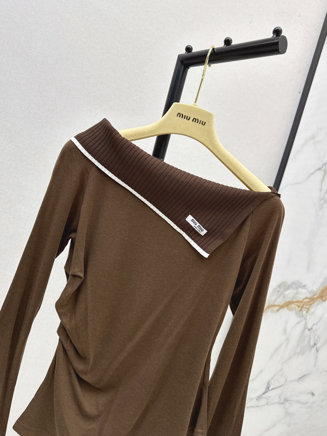 M*u 25fw off shoulder top