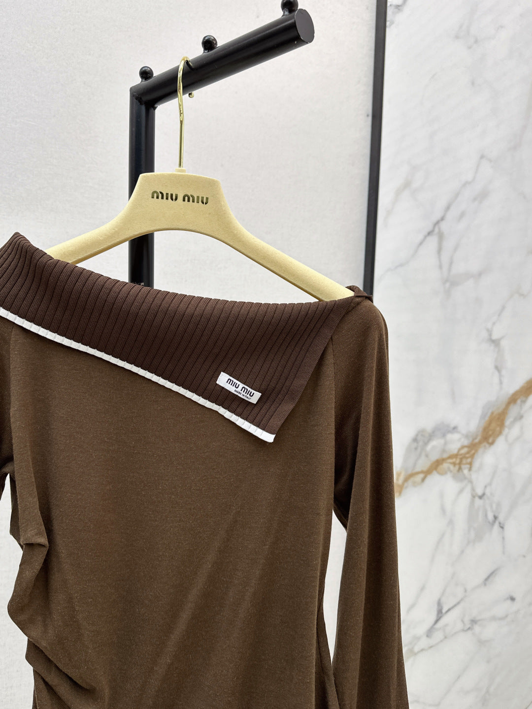 M*u 25fw off shoulder top