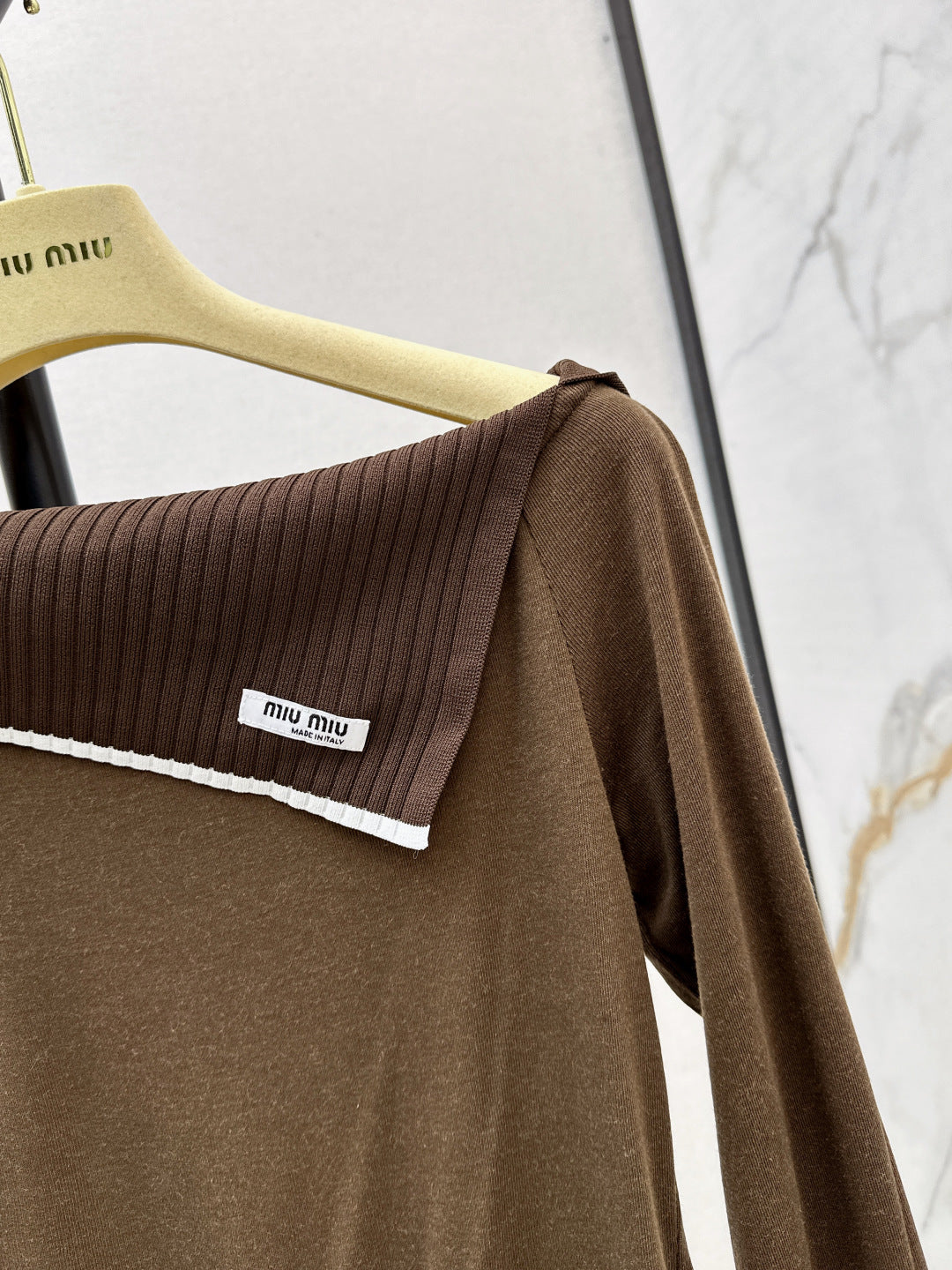 M*u 25fw off shoulder top